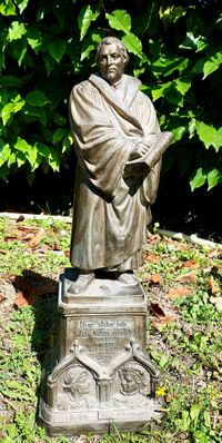 Martin &ndash; Luther &ndash; Spieluhr von 1883, Statuette des Reformators Martin Luther, Luther Fi